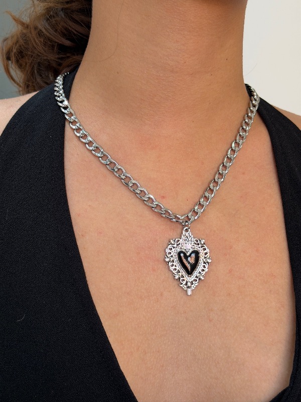 Cadena plateada corazón gótico negro