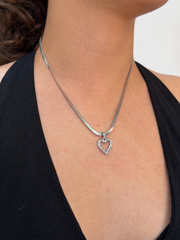 Collar cadena plana plateada dije corazón