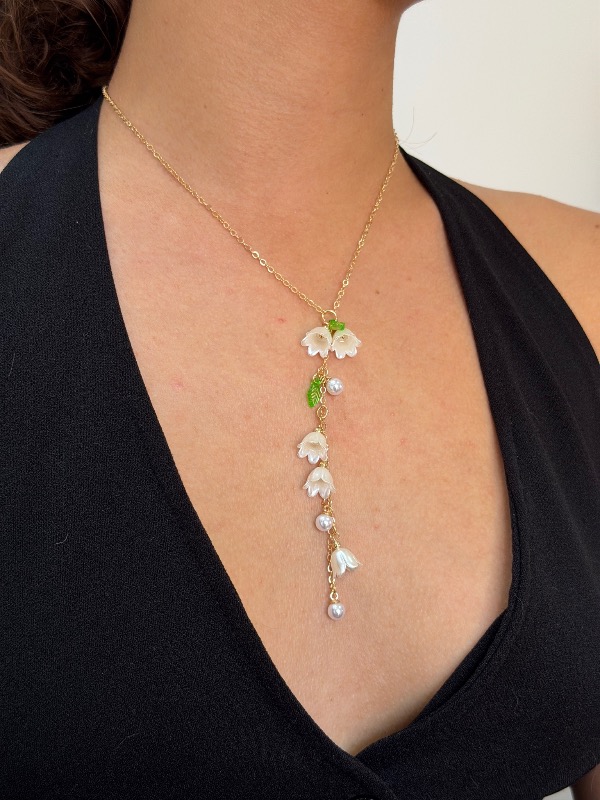 Collar dorado con tulipanes blancos