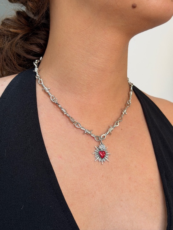 Collar plateado de púas dije corazón gótico rojo