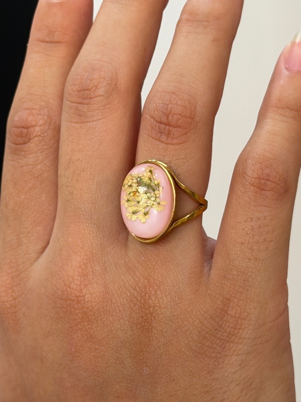 Anillo dorado flores secas, rosado
