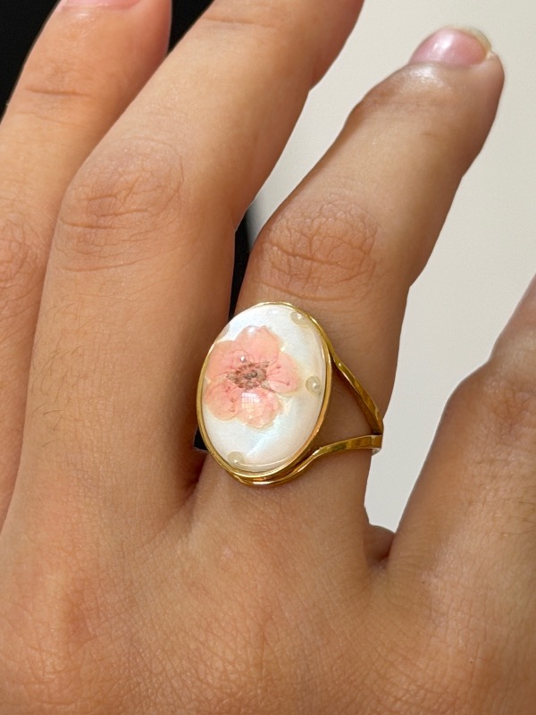Anillo dorado flor seca, blanco
