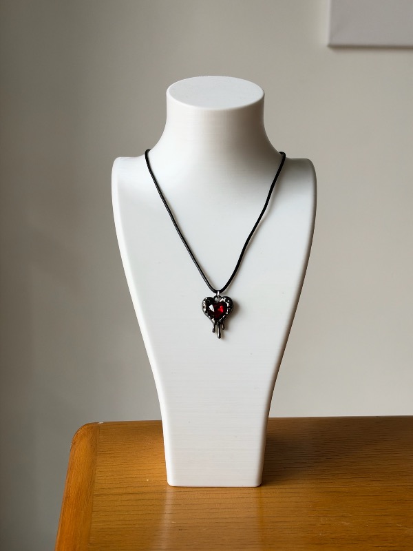 Collar negro dije corazón rojo