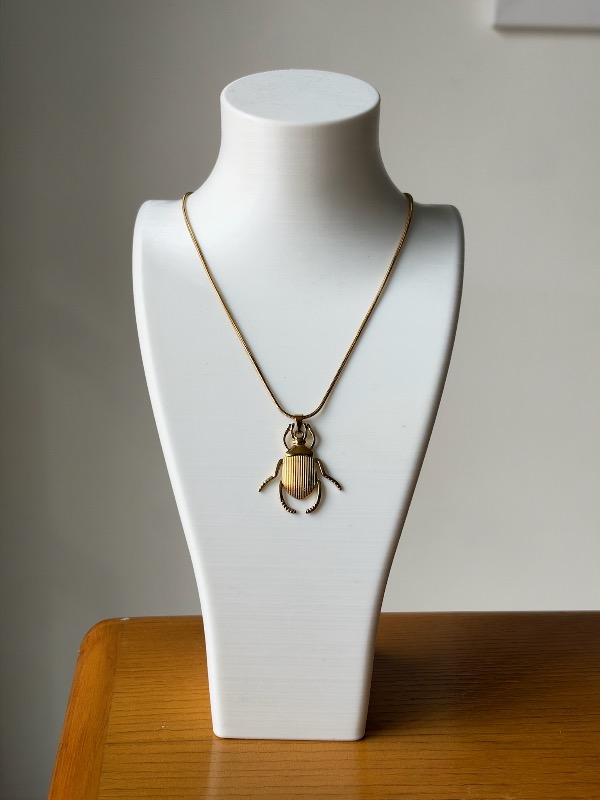 Collar dorado dije escarabajo