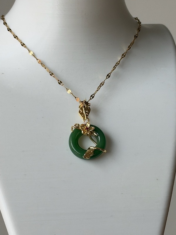 Collar dorado dije aro verde