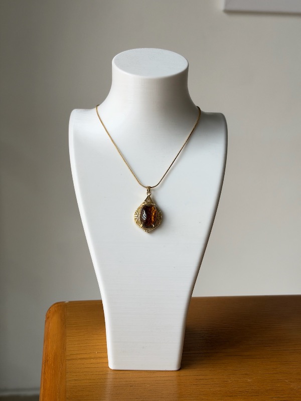 Collar dorado piedra grande marrón