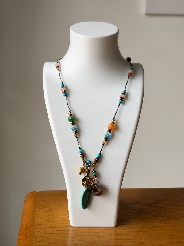 Collar colgantes de colores