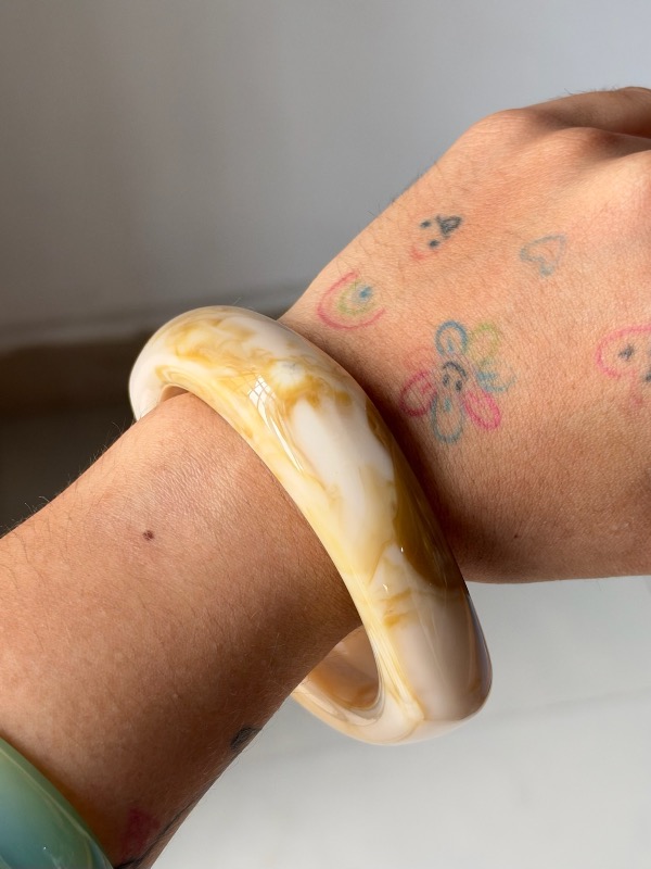 Pulsera acrílica beige marmoleada