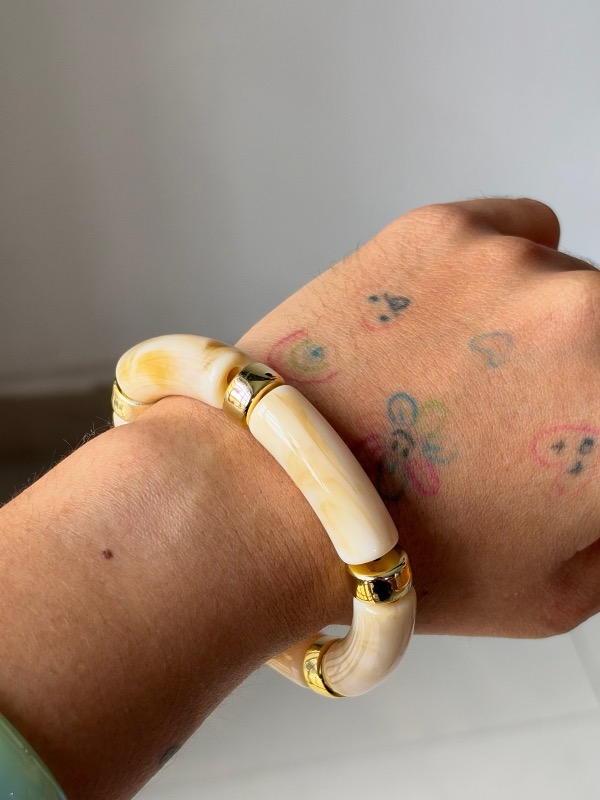 Pulsera acrílica beige con dorado
