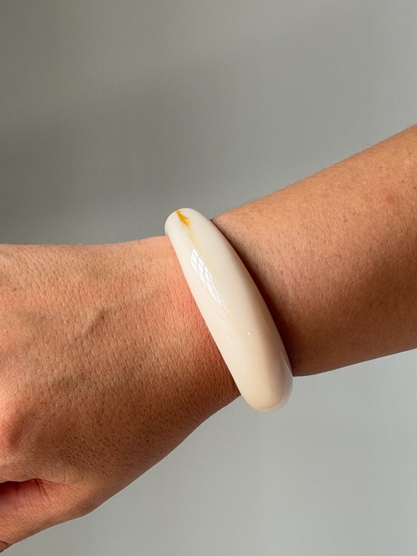 Pulsera acrílica color hueso