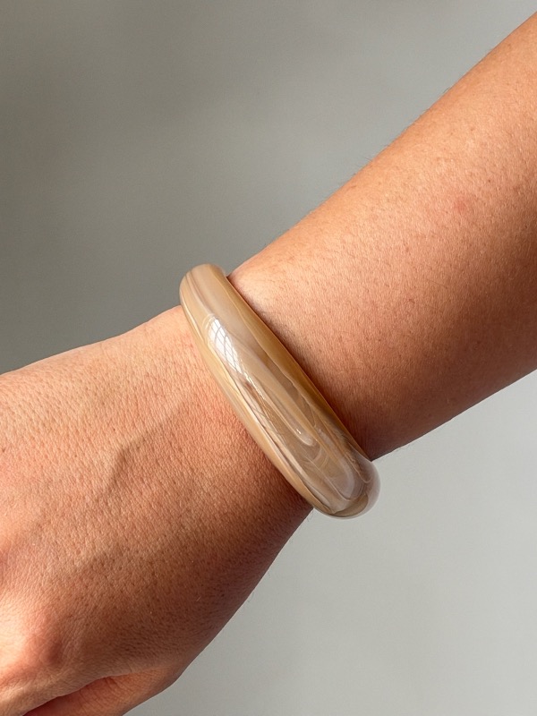 Pulsera acrílica beige