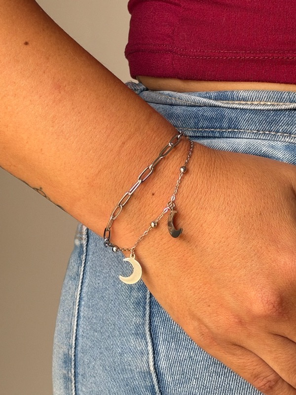 Pulseras plateadas con dijes