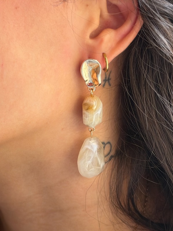 Zarcillos dorado piedra beige