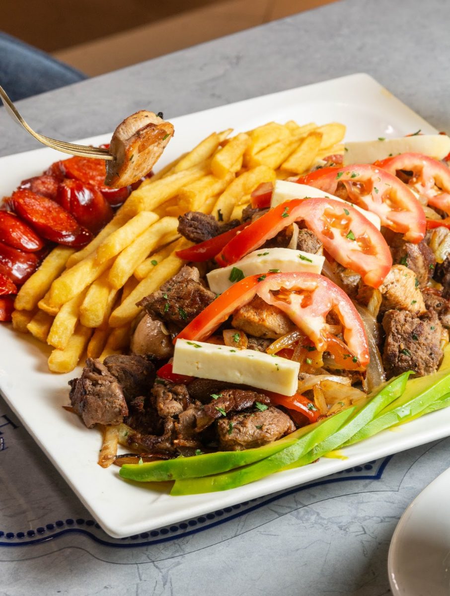 PARRILLA HOSTAL X3 CON CHORIZO Y PAPAS FRITAS