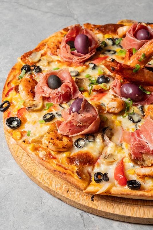PIZAA ESPECIAL CON CAMARONES Y JAMÓN SERRANO