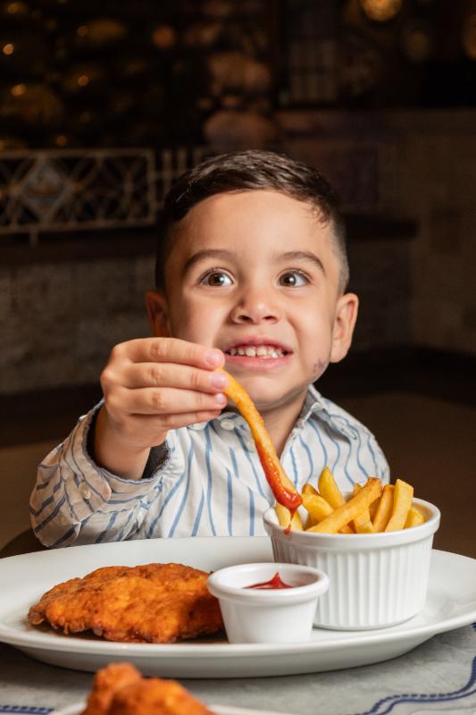 MINI MILANESA DE POLLO (EMPANIZADA) CON PAPAS FRITAS.