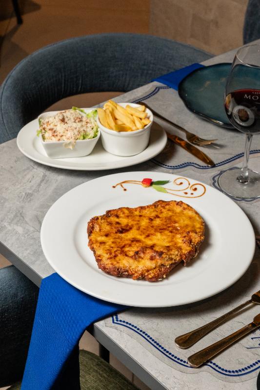 MILANESA DE POLLO EMPANIZADA A LA PARMESANA